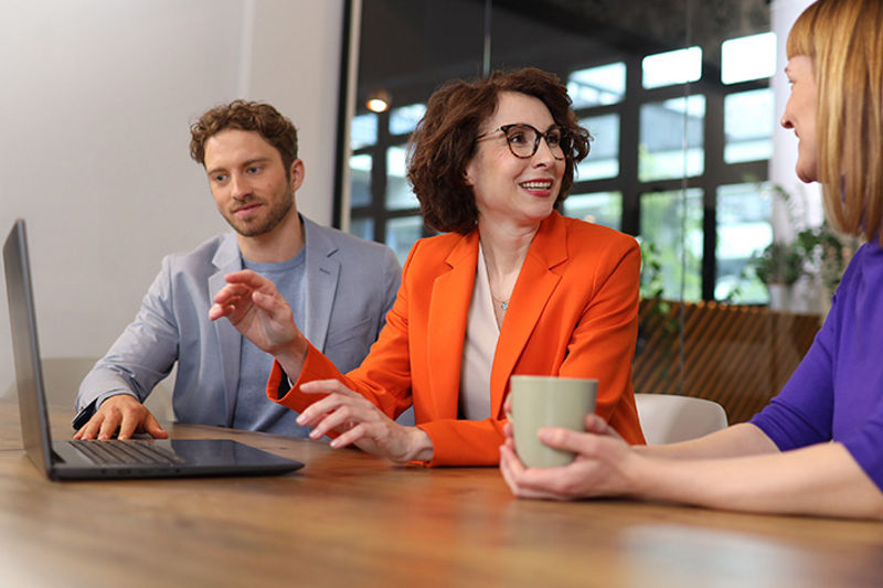 Zwei Personen lächelnd im Gespräch