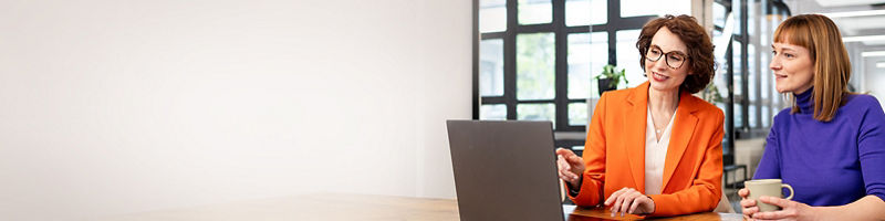 Zwei Personen im Büro beim Beratungsgespräch