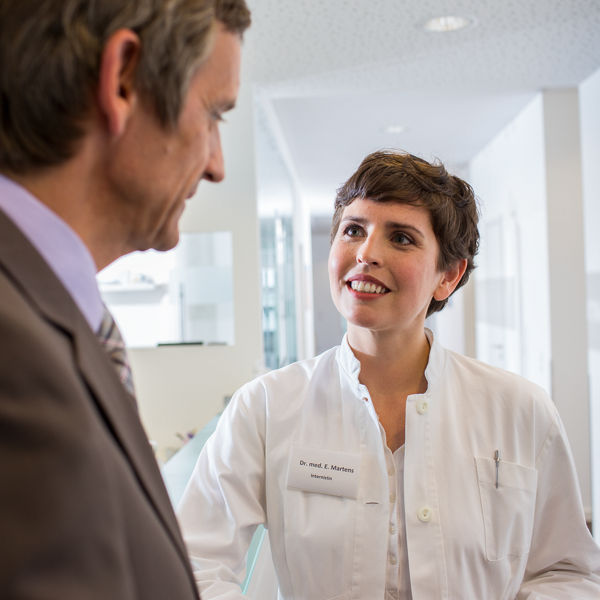 Eine Frau und ein Mann unterhalten sich