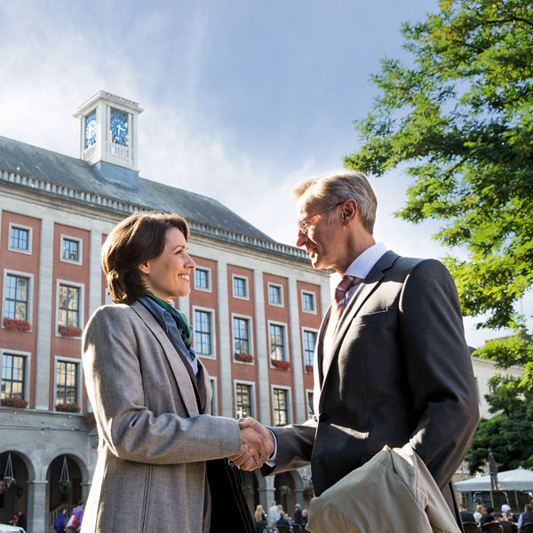 Eine Frau und ein Mann schütteln sich die Hand