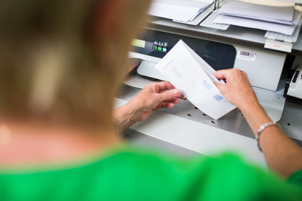 Frau beim Kuvertieren