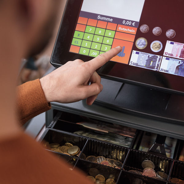 Mann am Kassensystem