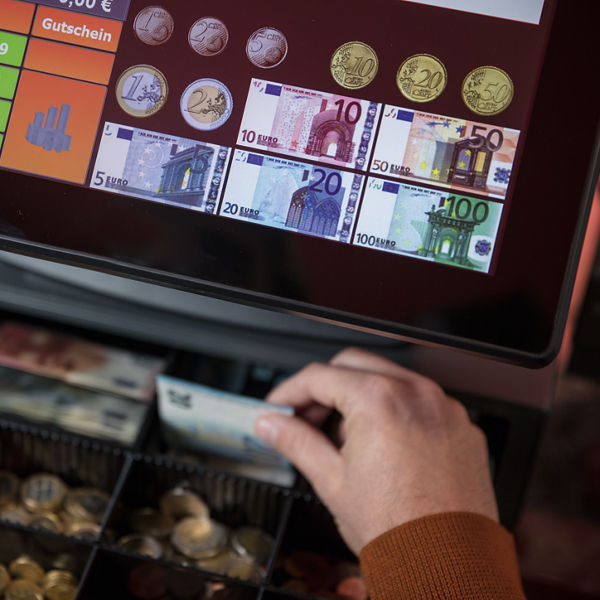 Zwei Personen im Fahrradgeschäft beim Beratungsgespräch