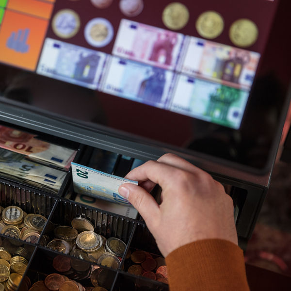 Mann am Kassensystem