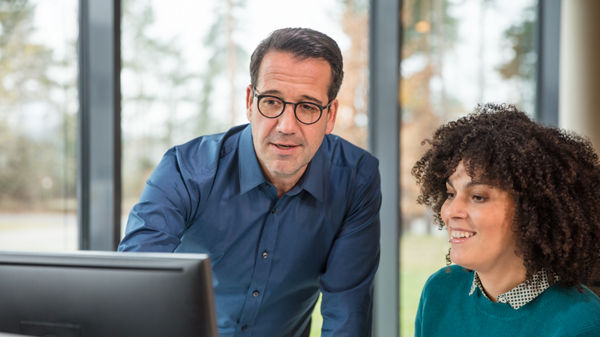 Steuerberater und Kollegin unerhalten sich.