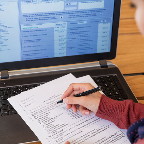 Taschenrechner liegt auf Geldscheinen und enthält die Aufschrift &#34;CORONA&#34;.