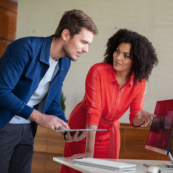 Zwei Personen vor dem Monitor im Büro