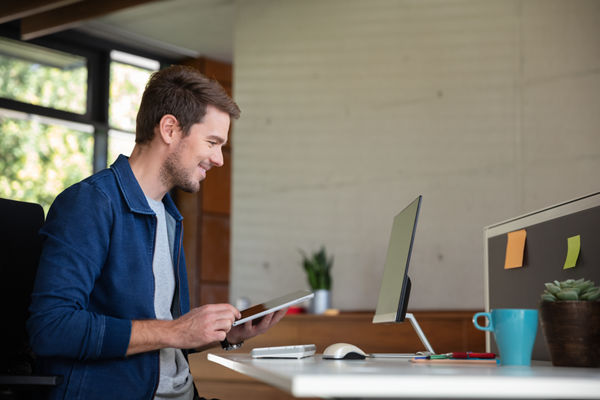 Kanzleimitarbeiter liest auf einem Tablet.