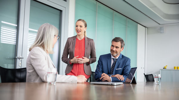 3 Personen im Gespräch