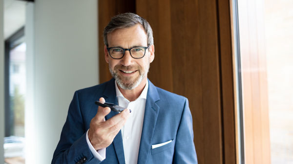 Eine Person spricht in ein Smartphone