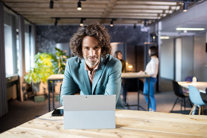 Ein Mann arbeitet an seinem Laptop. 