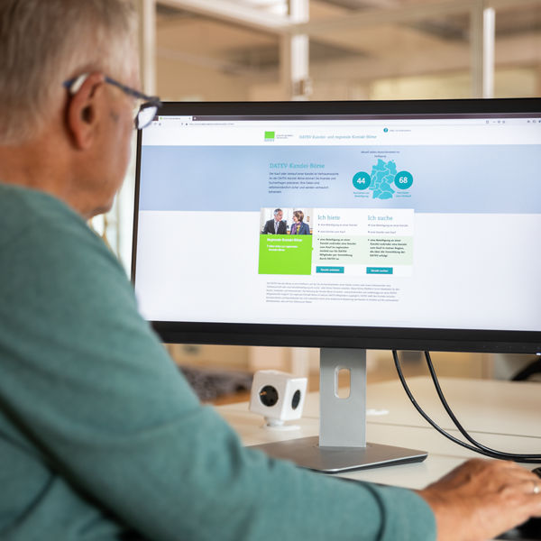 Steuerberater an seinem Arbeitsplatz