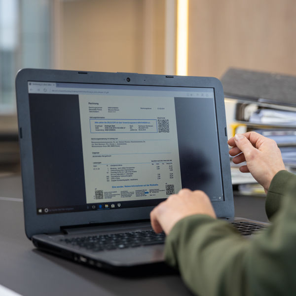 Person im Büro vor dem Laptop