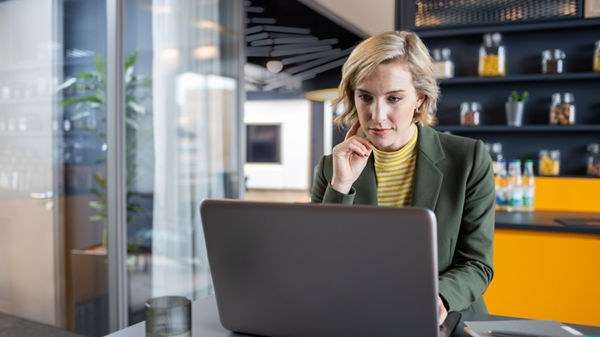 Frau am Laptop 