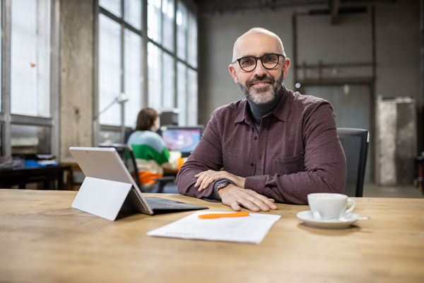 Zwei Personen im Büro beim Beratungsgespräch