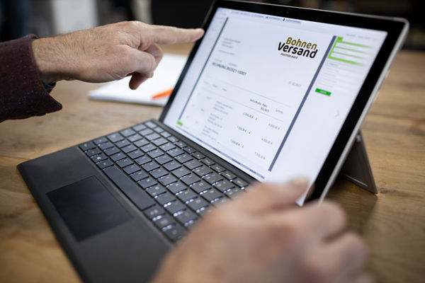 Zwei Personen im Büro beim Beratungsgespräch