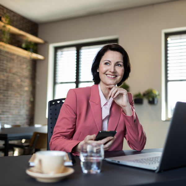 Steuerberaterin vor Laptop