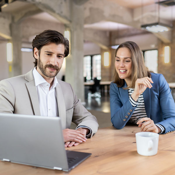 Steuerberater und Mandantin tauschen sich aus.