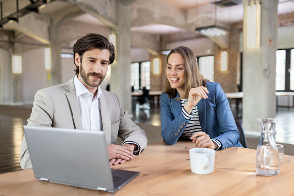 Steuerberater und Mandantin tauschen sich aus.