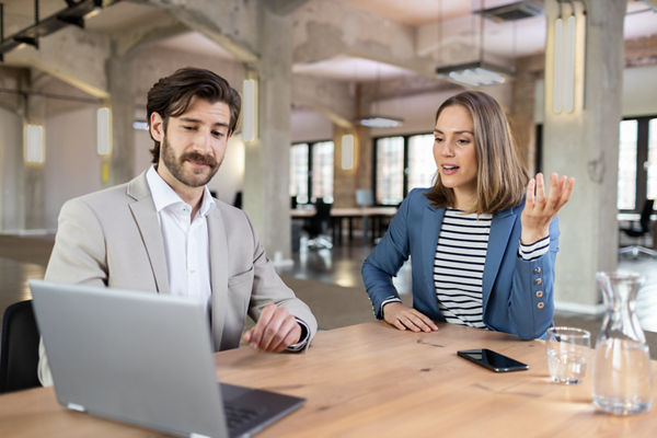 Steuerberater und Mandaten tauschen sich aus.