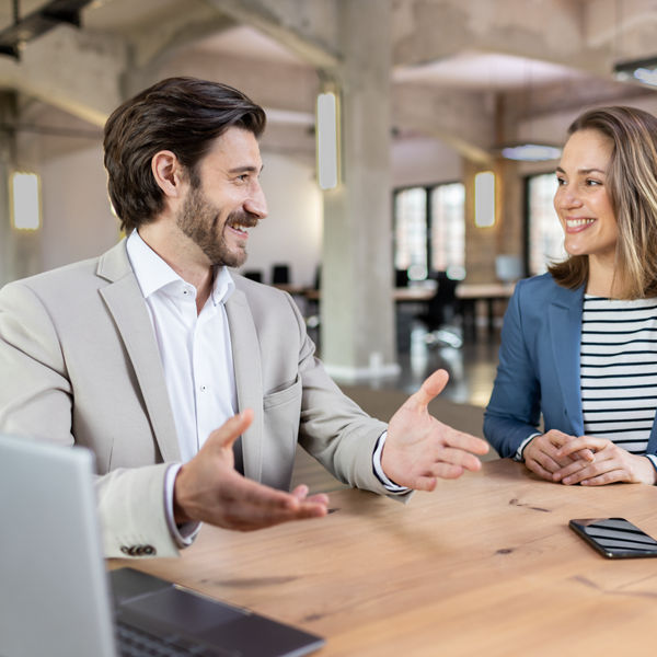 Steuerberater und Mandant unterhalten sich.