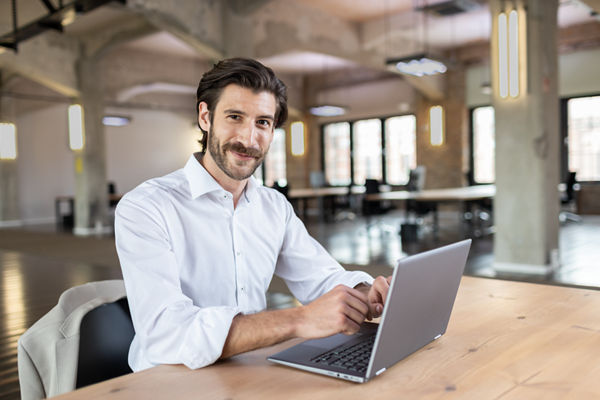 Steuerberater arbeitet an Laptop.