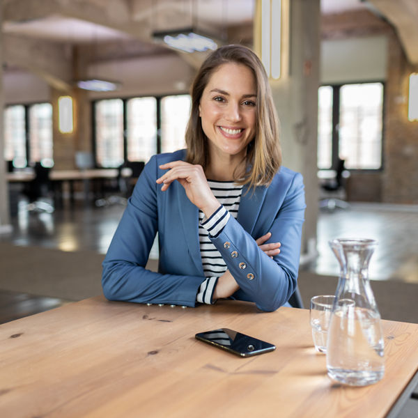 Mandantin blickt in Richtung des Betrachters.