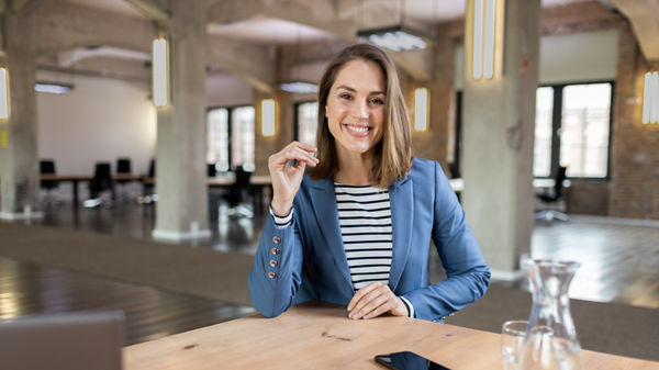Frau lächelt in die Kamera