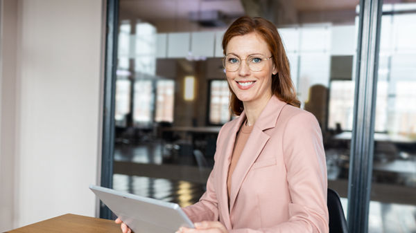 Eine junge Fau am Laptop.