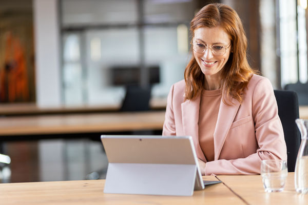 Frau im Büro am Tablet-PC