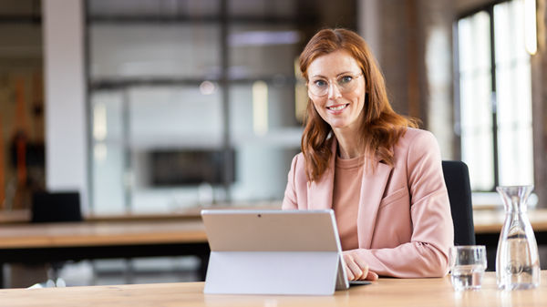Frau vor dem Monitor im Büro