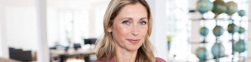 Frau im Büro am Handy