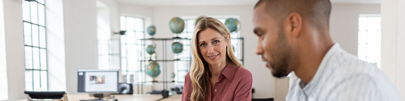 Zwei Personen im Büro