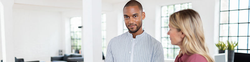 Zwei Personen vor dem Monitor im Büro