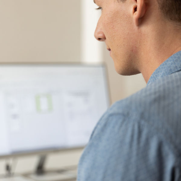 DATEV Mitarbeiter Paul Bludau mit dem Award