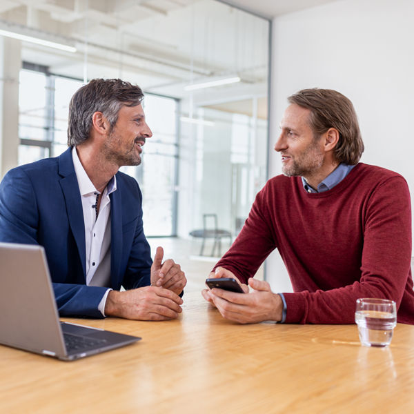 Steuerberater und Mandant tauschen sich aus.
