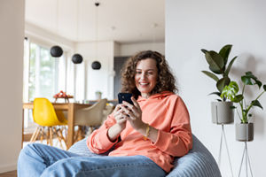 Frau blickt auf ihr Handy.