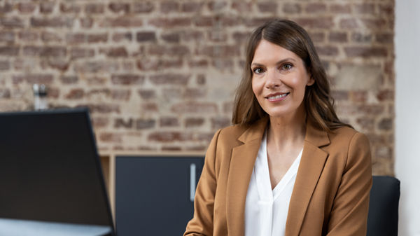 Frau lächelt in die Kamera