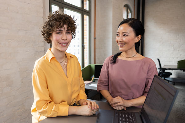 Zwei Personen im Büro beim Beratungsgespräch