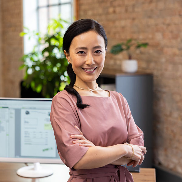 Steuerberaterin vor dem PC