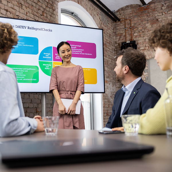 4 Personen im Beratungsgespräch