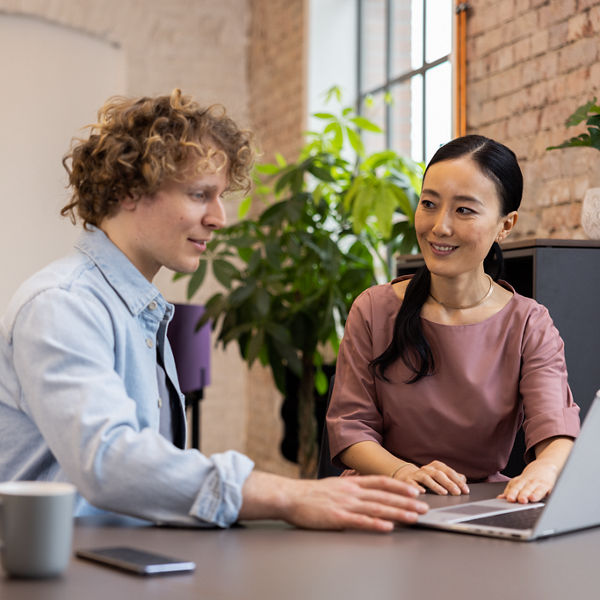 Zwei Personen im Büro beim Beratungsgespräch