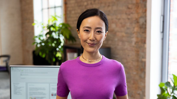 Zwei Männer und eine Frau sitzen im Büro vor dem Laptop