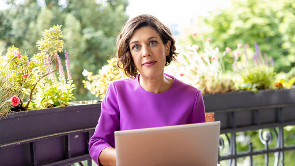 Kanzleigründerin am Laptop