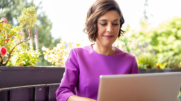 Frau auf Terrasse am Laptop