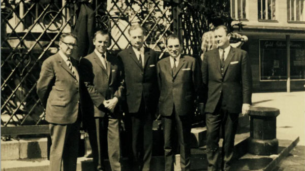 Aufnahme aus der Gründerzeit vor dem Schönen Brunnen in Nürnberg mit Heinz Sebiger (2.v.r.) und weiteren Gründungsgenossen.