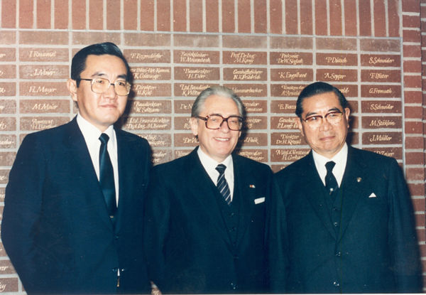 (v.li.) Masaharu Iizuka, Dr. Heinz Sebiger, Takeshi Iizuka (Foto: Bischof &amp; Broel)