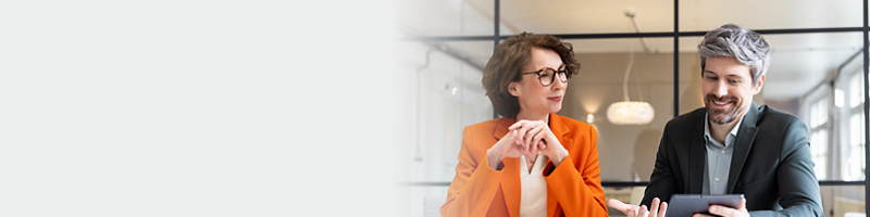 Rechtsanwalt und Steuerberaterin im Gespräch