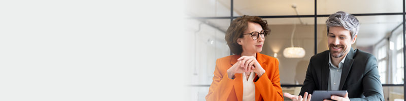 Rechtsanwalt und Steuerberaterin im Gespräch