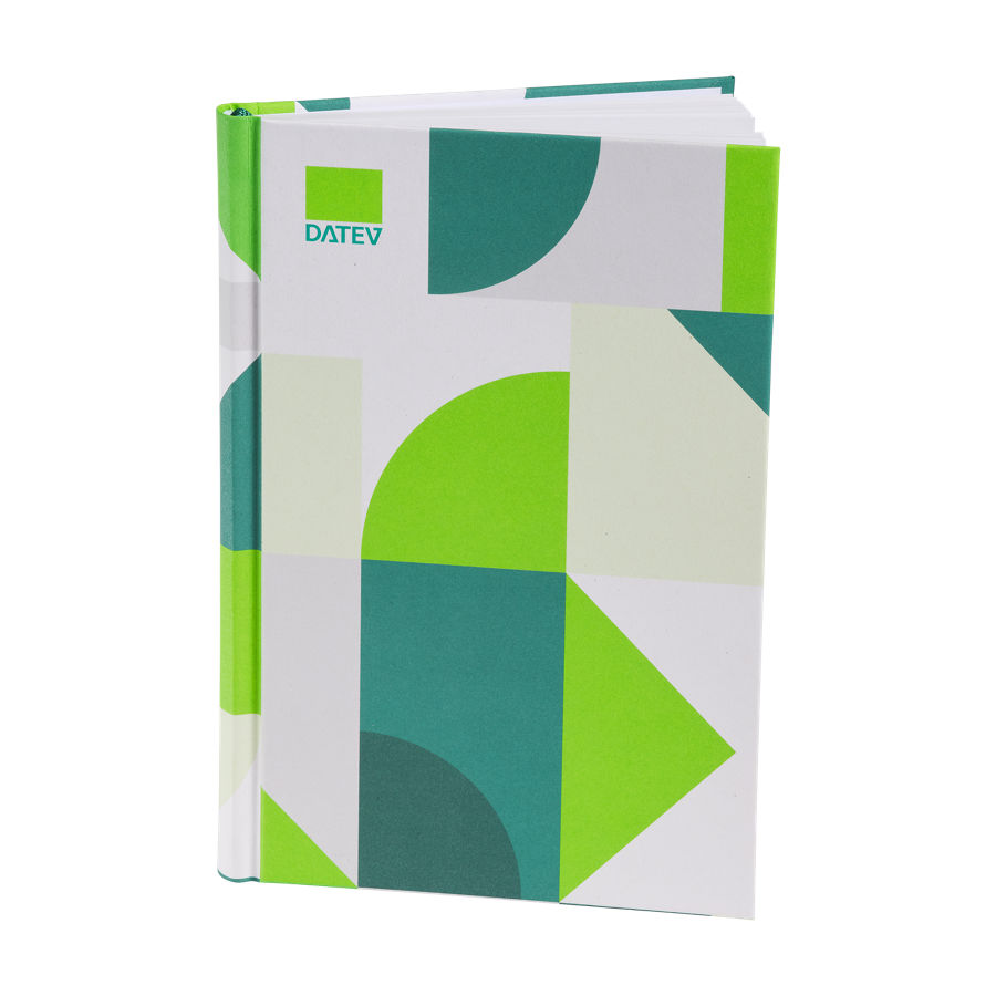 Notizbuch mit geometrischen Mustern in dunklen und hellen Grüntönen mit DATEV-Logo